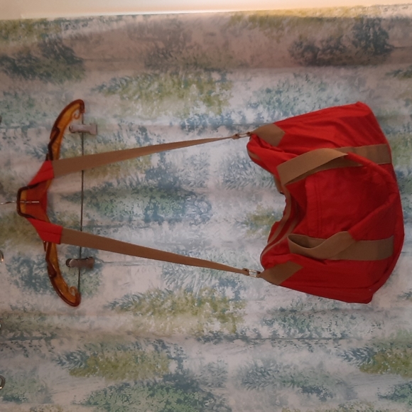 1970's red and tan duffle bag crossbody or handles great condition - Picture 3 of 7